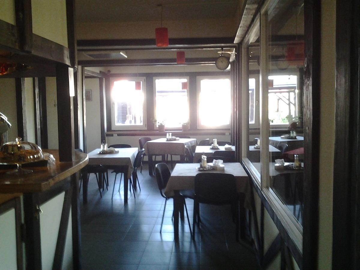 Motel Traffic Lintesti Екстериор снимка