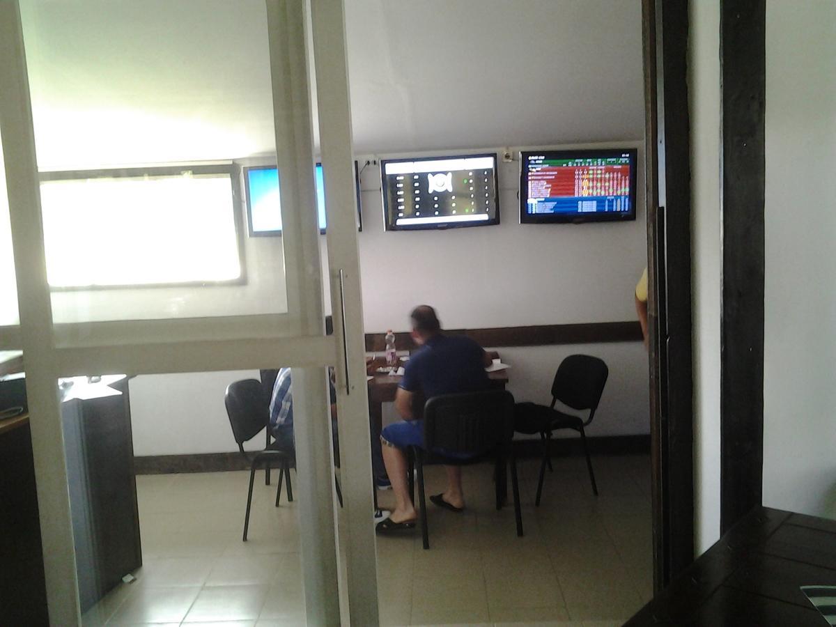 Motel Traffic Lintesti Екстериор снимка
